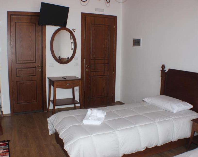 Hotel Bineri จีโรคาสเตอร์ ภายนอก รูปภาพ